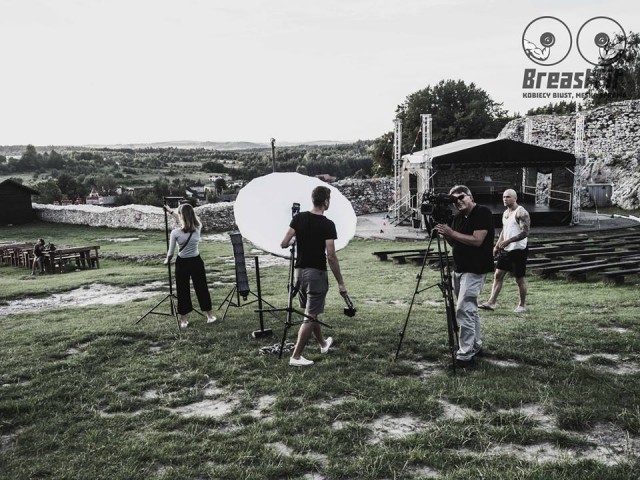 Warto zainteresować się kobiecymi piersiami – opowiada pomysłodawca „rozbieranego” męskiego kalendarza