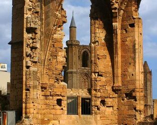 Andrzej Pasławski – tam gdzie za zasiekami truskawki rosną na drzewach