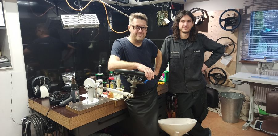 Rzemieślnictwo z pasją. Sprawdzamy, jak na co dzień wygląda praca tapicera samochodowego