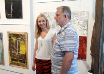 Tworzy z kamieni, czarnego dębu, mebli IKEA i aluminiowych kołnierzyków z butelek po wódce