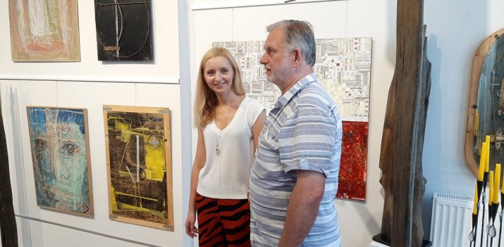 Tworzy z kamieni, czarnego dębu, mebli IKEA i aluminiowych kołnierzyków z butelek po wódce