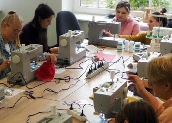 Ekologiczne warsztaty szycia w Straszynie. Frajda łączy się z dbaniem o planetę