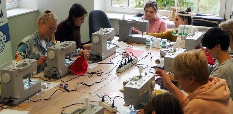 Ekologiczne warsztaty szycia w Straszynie. Frajda łączy się z dbaniem o planetę