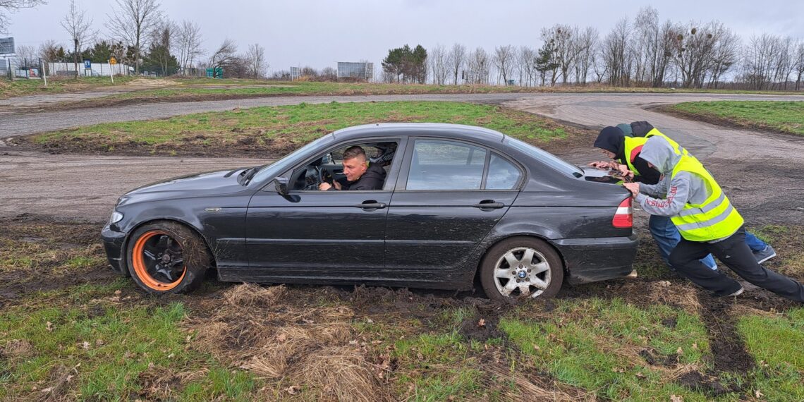 Bokiem w zakręt, czyli parę słów o driftingu, wychodzeniu z poślizgu i bezpieczeństwie