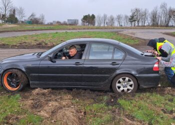 Bokiem w zakręt, czyli parę słów o driftingu, wychodzeniu z poślizgu i bezpieczeństwie