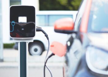 Motoryzacyjne podsumowanie ubiegłego roku i zmiany czekające kierowców w najbliższych miesiącach