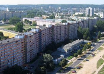 Autorka „Latawca z betonu” mieszka w wielkiej płycie, pisze o falowcu, marzy o mieszkaniu w dworku