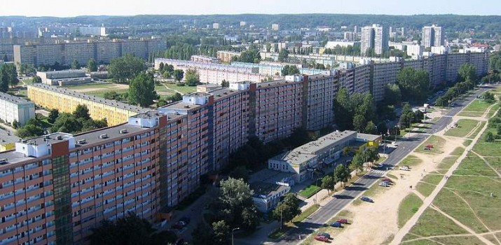 Autorka „Latawca z betonu” mieszka w wielkiej płycie, pisze o falowcu, marzy o mieszkaniu w dworku