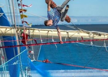 Podniebne akrobacje na linie zawieszonej 25 metrów nad ziemią. To na Darze Młodzieży w Gdyni