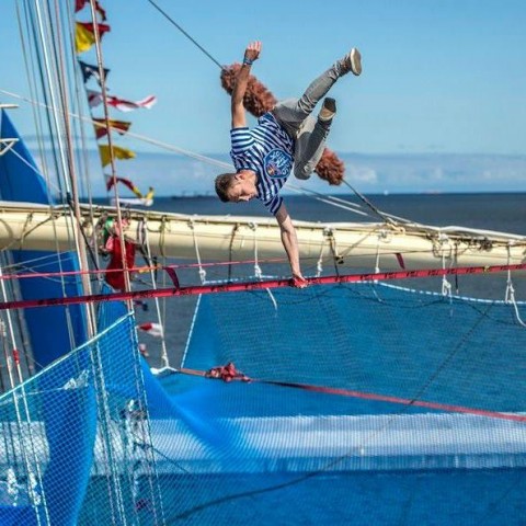 Podniebne akrobacje na linie zawieszonej 25 metrów nad ziemią. To na Darze Młodzieży w Gdyni