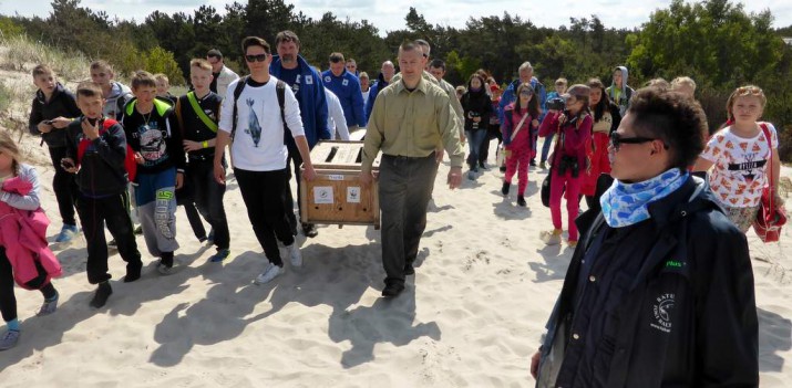 Neptun, Norda i Natka po raz pierwszy nad morzem. Trzy foki wypuszczono do Bałtyku