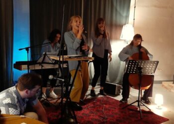 Błękitno w Kukówce. Domowy koncert w manufakturze sera na Kaszubach