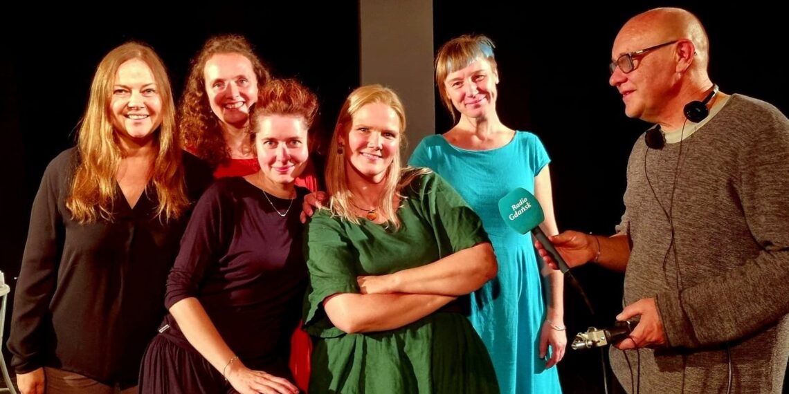 Tradycyjne pieśni i współczesna opowieść. Teatralny eksperyment śpiewaczek Akademii Głosów Tradycji