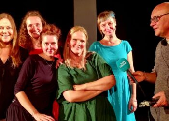 Tradycyjne pieśni i współczesna opowieść. Teatralny eksperyment śpiewaczek Akademii Głosów Tradycji