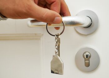 Kredyt 2 proc. na pierwsze mieszkanie coraz bliżej. Eksperci: „Młodym trzeba pomagać”