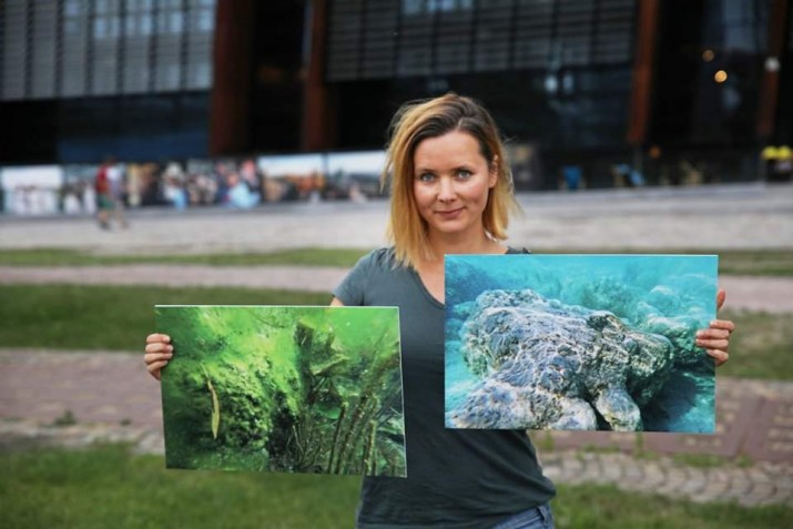 „Zasmuca mnie, że masowa turystyka niszczy raj na Ziemi”. Wystawa „Głos Laguny” Kamili Chomicz