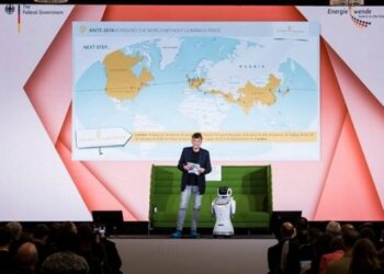 Samochodem elektrycznym chce objechać świat dookoła. W podróż zabiera pasażera – robota