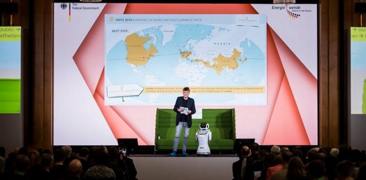 Samochodem elektrycznym chce objechać świat dookoła. W podróż zabiera pasażera – robota