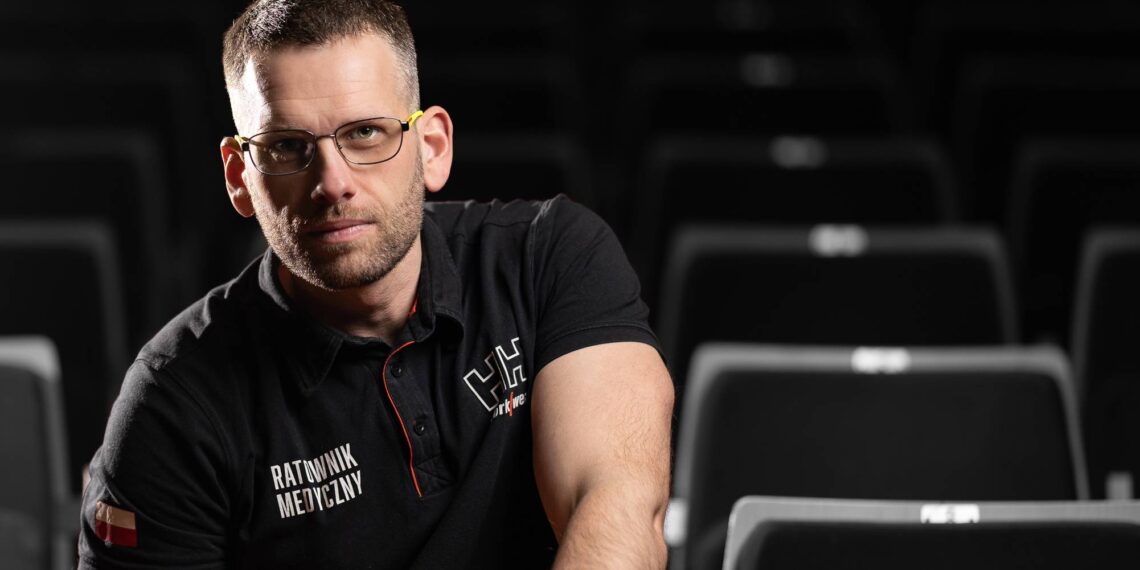 Obserwują go tysiące internautów. „Karol Ratownik” uczy pierwszej pomocy