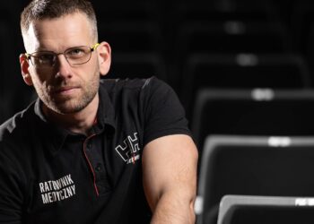 Obserwują go tysiące internautów. „Karol Ratownik” uczy pierwszej pomocy