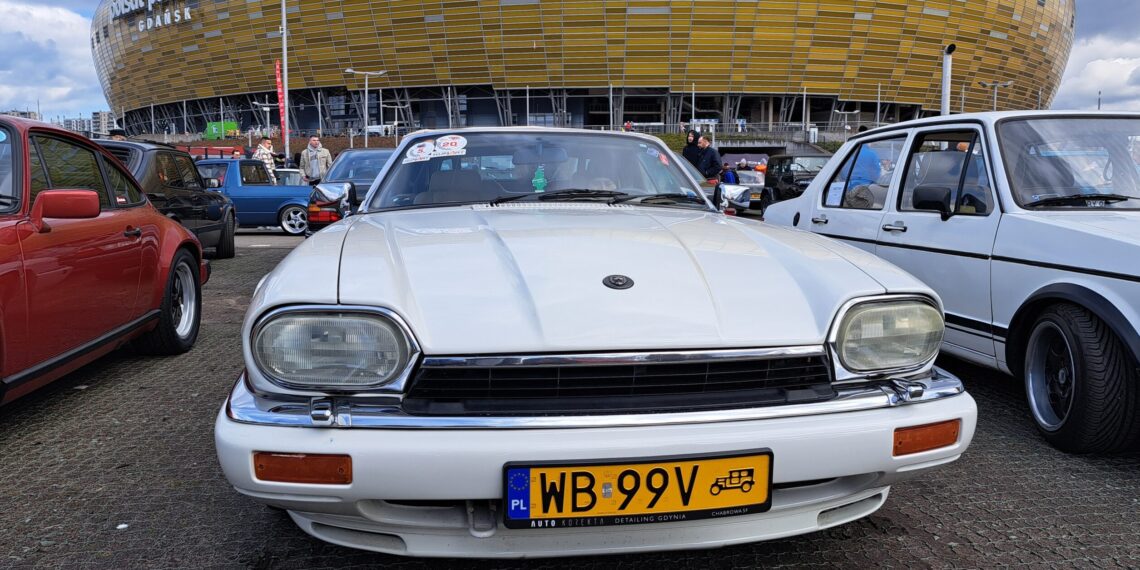 Mają po kilkadziesiąt lat, a wciąż jeżdżą i budzą zachwyt. Motoryzacyjne klasyki