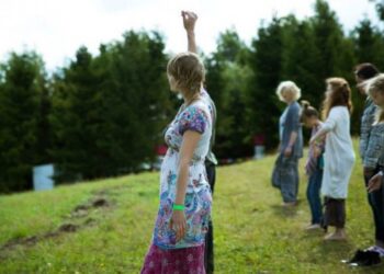 Szamańskie obrzędy w Kożyczkowie. Odwiedzamy Festiwal Zielone Kręgi