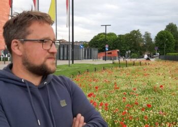 Łąki kwietne lepsze od trawników. Rozmowa z Karolem Podymą