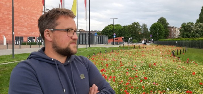 Łąki kwietne lepsze od trawników. Rozmowa z Karolem Podymą