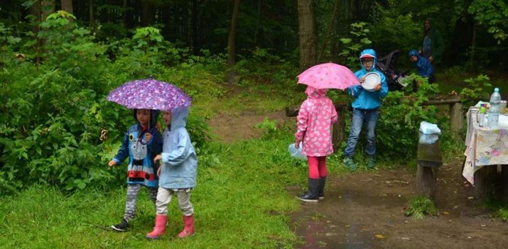 W takim przedszkolu nie ma zabawek, dzieci bawią sie tym co znajdą w lesie. Pierwsze leśne przedszkole powstaje w Trójmieście