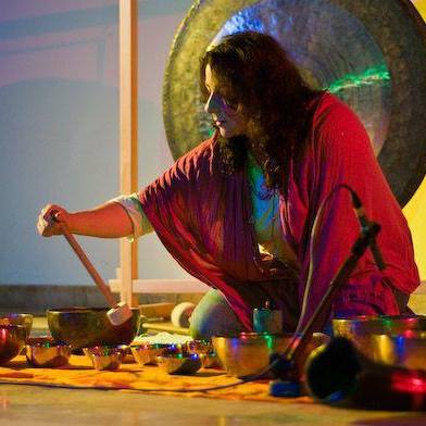 Magdalena Pfeifer zbiera energię w chórze, dostaje ją od aniołów i przekazuje grając na gongach