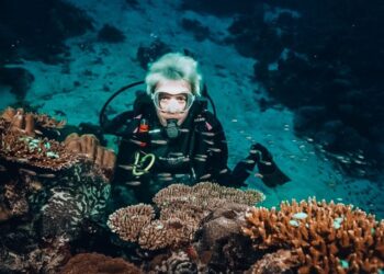 Jaki jest sens kupowania stołu, gdy na Malediwach można popływać z mantami? Nurkowe życie Martyny