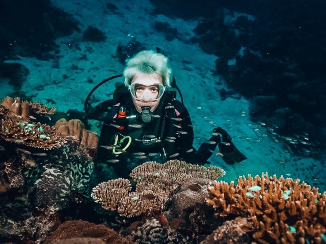 Jaki jest sens kupowania stołu, gdy na Malediwach można popływać z mantami? Nurkowe życie Martyny