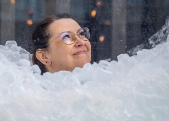 Maria Bodaj tak się zasiedziała w skrzyni z lodem, że jej nazwisko trafi do Księgi Rekordów Guinnessa