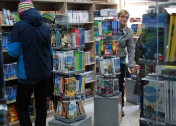 Świat papierowych map ma się dobrze. W tym sklepie nie brakuje zainteresowanych podróżowaniem bez GPS