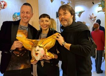 Wystawa na lotnisku – weneckie maski oraz biżuteria Joli Słomy i Mirka Trymbulaka