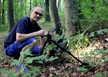 Mirosław Wantoch Rekowski na grzybobraniu z aparatem fotograficznym