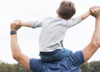 Mężczyźni coraz częściej korzystają z urlopów ojcowskich. „Mamy zmianę młodego pokolenia”