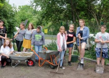 Ogródki ponownie powstają w gdańskich szkołach. Z Katarzyną Bellingham odwiedzamy młodych ogrodników z Olszynki