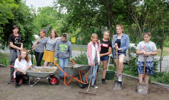 Ogródki ponownie powstają w gdańskich szkołach. Z Katarzyną Bellingham odwiedzamy młodych ogrodników z Olszynki