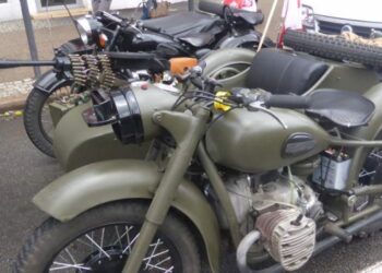 Takimi maszynami można zadać szyku. Historyczne pojazdy na Paradzie Niepodległości 2015