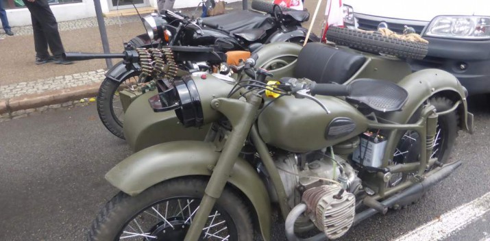 Takimi maszynami można zadać szyku. Historyczne pojazdy na Paradzie Niepodległości 2015