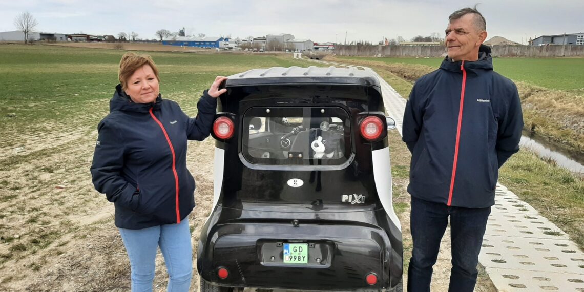 Ma trzy koła, dwa miejsca, dwa silniki, a ładuje się przez podłączenie do przydomowego gniazdka