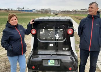 Ma trzy koła, dwa miejsca, dwa silniki, a ładuje się przez podłączenie do przydomowego gniazdka