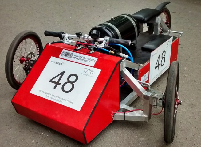 Tym samochodem jedzie się klęcząc. Auto na powietrze powstało na Politechnice Gdańskiej