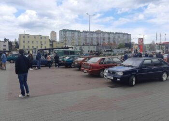 Za co kochać poloneza? Miłośnicy spotkali się w Gdyni, żeby świętować 43-lecie tego polskiego auta