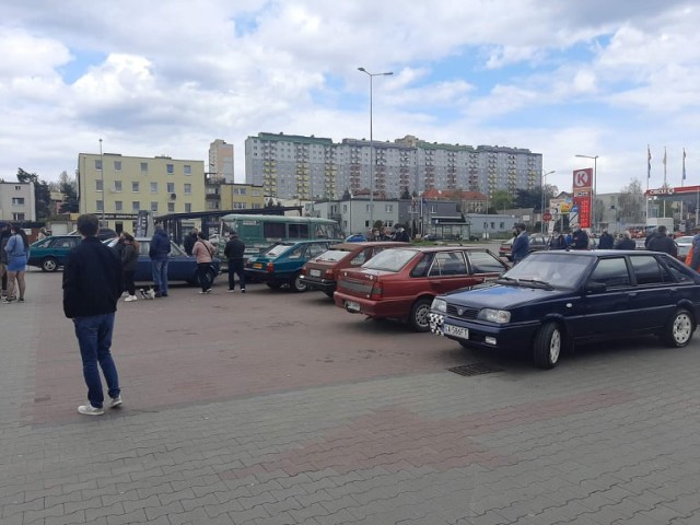 Za co kochać poloneza? Miłośnicy spotkali się w Gdyni, żeby świętować 43-lecie tego polskiego auta