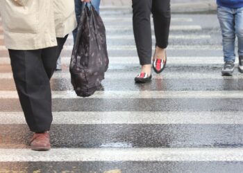 Kiedy kierowca musi ustąpić pieszemu? Zawiłości przepisów ruchu drogowego tłumaczy policjantka