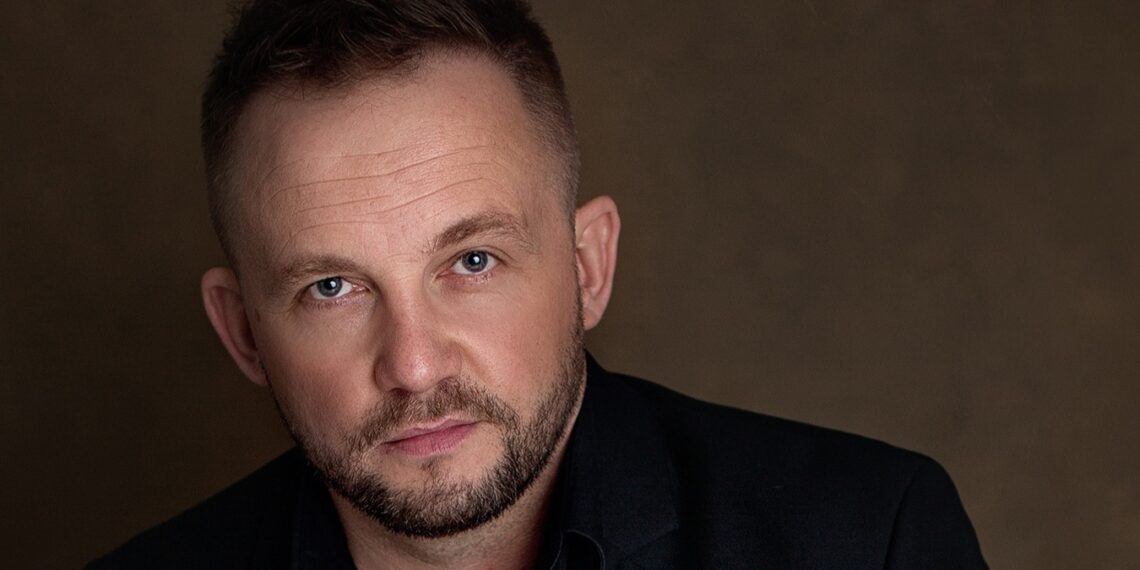 Jako wojskowy śpiewał w bazie, później wystąpił z Andreą Bocellim. Rozmowa z Przemysławem Radziszewskim