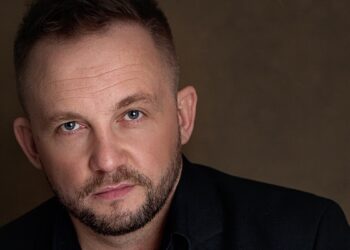 Jako wojskowy śpiewał w bazie, później wystąpił z Andreą Bocellim. Rozmowa z Przemysławem Radziszewskim