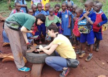 Projektantki z Trójmiasta robią objazdowe kino i budują place zabaw w Afryce